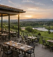 Taras restauracji klubowej z widokiem na pole golfowe o zachodzie słońca