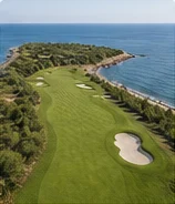 Fairway i bunkry pola golfowego wzdłuż morskiego wybrzeża
