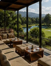 Taras resortu z widokiem na pole golfowe i jezioro
